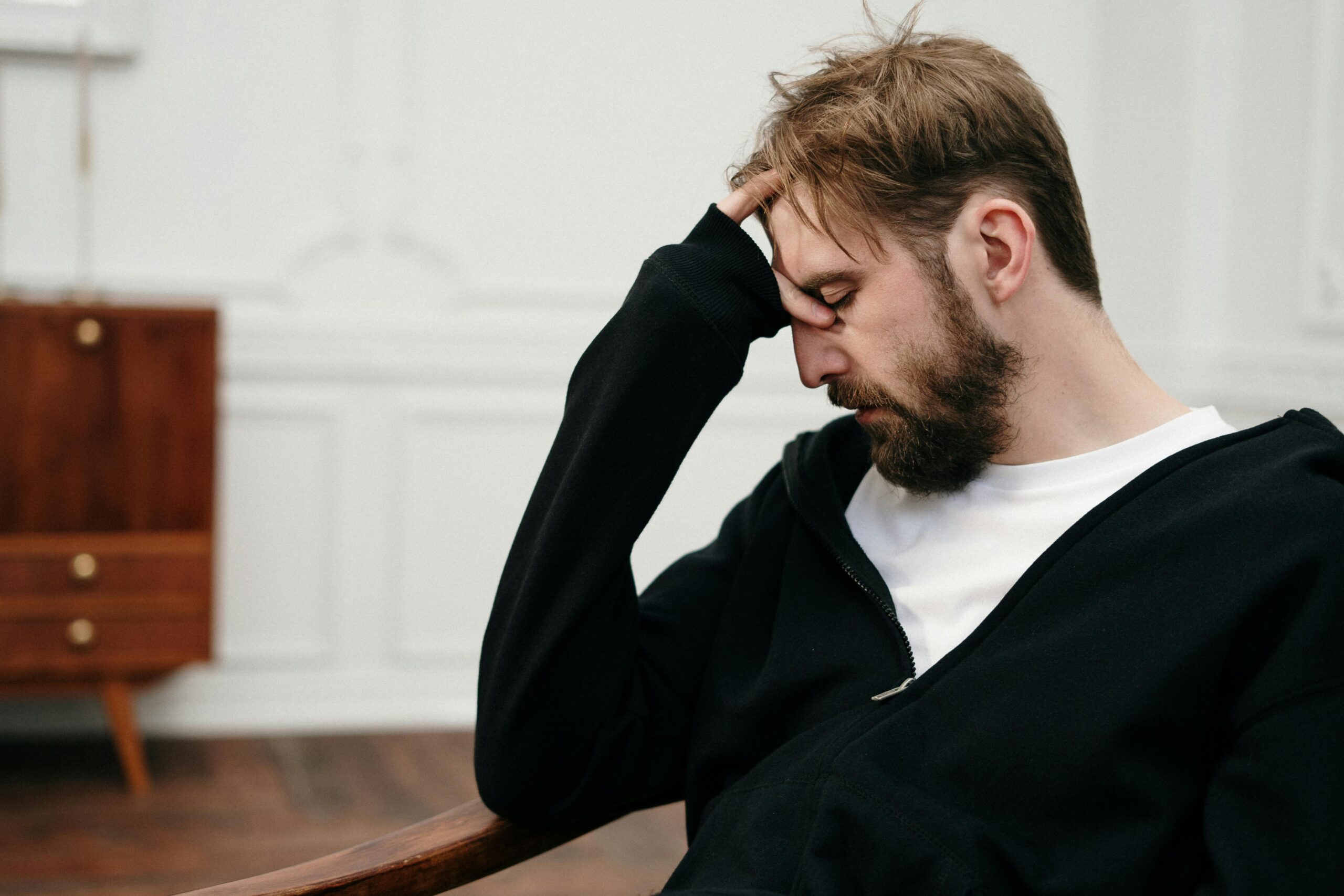 Descubra o que a ansiedade causa no corpo e na mente, seus impactos comprovados e como proteger sua saúde emocional com base em evidências.